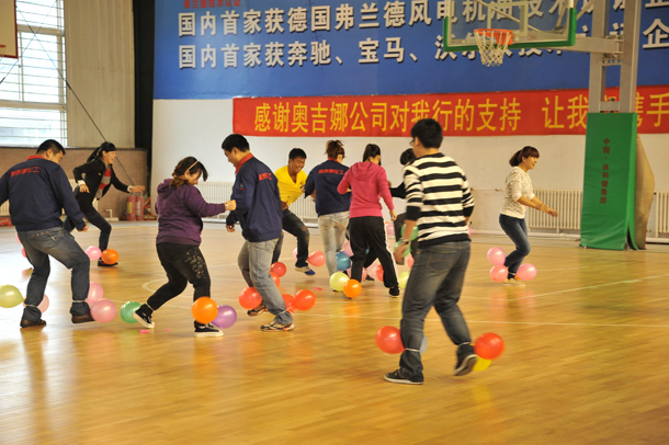 奧吉娜集團(tuán)趣味運(yùn)動(dòng)會(huì)在化工公司體育館中成功召開